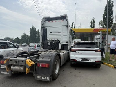 Грузовик и кроссовер притерли друг друга в очереди за бензином на АЗС Роснефть в районе ш
