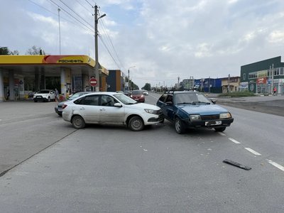 В Новочеркасске возле АЗС «Роснефть» столкнулись два автомобиля — фото 4