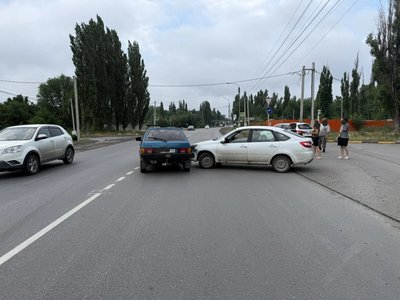 В Новочеркасске возле АЗС «Роснефть» столкнулись два автомобиля — фото 6