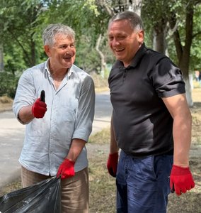 На Аллее Дружбы в Новочеркасске прошёл масштабный субботник — фото 2
