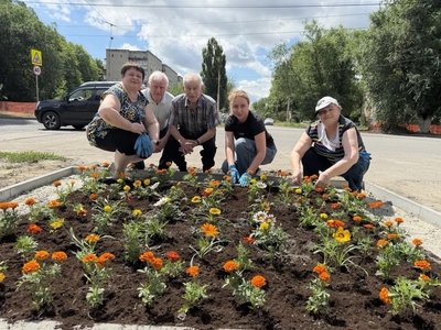 На Аллее Дружбы в Новочеркасске прошёл масштабный субботник — фото 3