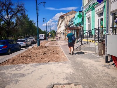 На пересечении улицы Московской и Проспекта Платовского в ходе затянувшегося благоустройства... — фото 4
