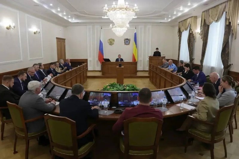 Губернатор Ростовской области Юрий Слюсарь провёл второе совещание с участием руководителей... — фото 1