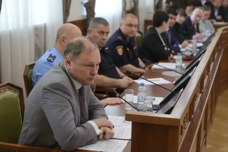 Губернатор Ростовской области Юрий Слюсарь провёл второе совещание с участием руководителей... — фото 4