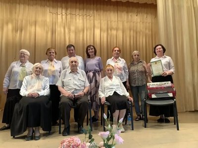 Хоровой коллектив «Родные напевы» под руководством Елены Куприяновой дал концерт для жителей... — фото 3