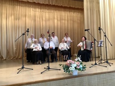 Хоровой коллектив «Родные напевы» под руководством Елены Куприяновой дал концерт для жителей... — фото 4