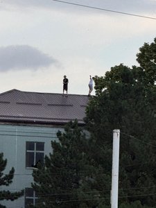 В Новочеркасске дети играют на крыше заброшенного здания — объект остаётся опасным и не... — фото 5