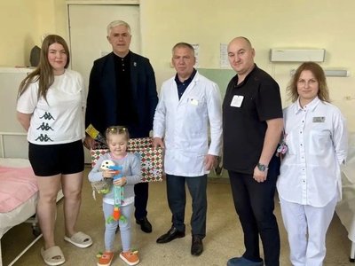 В Новочеркасске в детское хирургическое отделение БСМП привезли подарки для юных пациентов — так в... — фото 2