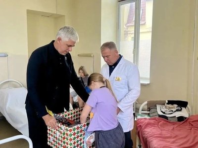 В Новочеркасске в детское хирургическое отделение БСМП привезли подарки для юных пациентов — так в... — фото 4