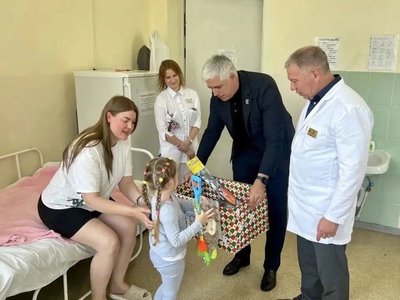 В Новочеркасске в детское хирургическое отделение БСМП привезли подарки для юных пациентов — так в... — фото 5