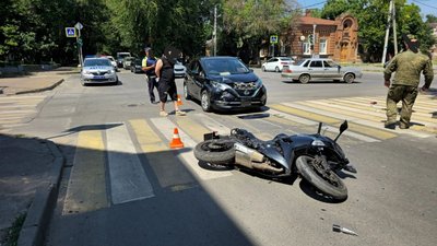 Военнослужащий на мотоцикле Кавасаки попал в дтп на улице Пушкинской