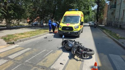 Военнослужащий на мотоцикле Кавасаки попал в дтп на улице Пушкинской — фото 4