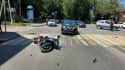 Военнослужащий на мотоцикле Кавасаки попал в дтп на улице Пушкинской — фото 6