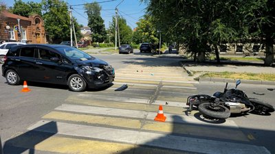 Военнослужащий на мотоцикле Кавасаки попал в дтп на улице Пушкинской — фото 8