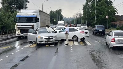 На улице Гагарина в Новочеркасске водитель  дважды попала в ДТП — фото 5