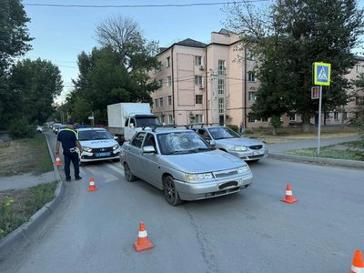 🚨 В Новочеркасске школьник попал под колёса автомобиля, перебегая дорогу