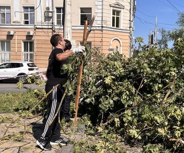 В Новочеркасске продолжается ликвидация последствий урагана, который нанёс серьёзный ущерб городу