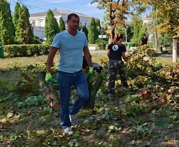 В Новочеркасске продолжается ликвидация последствий урагана, который нанёс серьёзный ущерб городу — фото 2