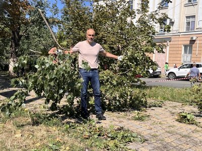 В Новочеркасске продолжается ликвидация последствий урагана, который нанёс серьёзный ущерб городу — фото 3