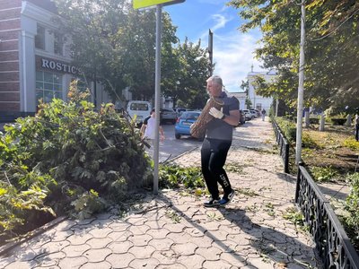 В Новочеркасске продолжается ликвидация последствий урагана, который нанёс серьёзный ущерб городу — фото 7