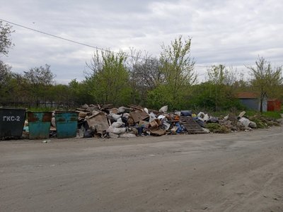 А мусор тем временем продолжает захватывать город