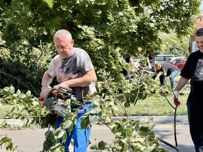 В Новочеркасске продолжаются работы по устранению последствий сильного урагана, который обрушился...