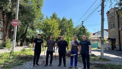 В Новочеркасске продолжаются работы по устранению последствий сильного урагана, который обрушился... — фото 3
