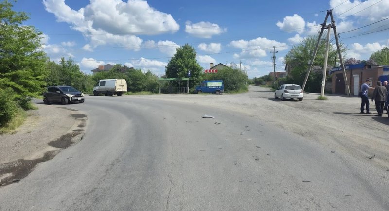 На Сарматской на "зигзаге" встретились Шкода и Газель — фото 4