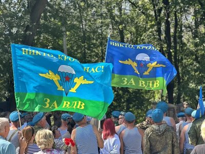 Глава администрации Новочеркасска Павел Исаков поздравил воинов-десантников и ветеранов... — фото 2