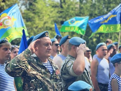 Глава администрации Новочеркасска Павел Исаков поздравил воинов-десантников и ветеранов... — фото 3