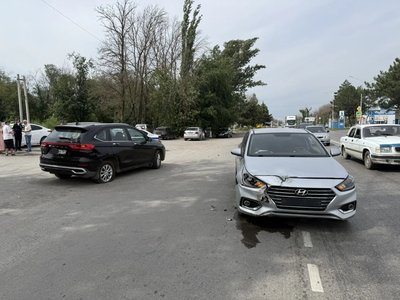 ДТП на въезде в город: столкновение на повороте к «Терапии»