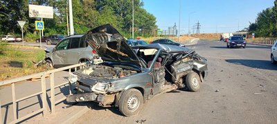 В Новочеркасске на улице Флёрова столкнулись Volkswagen и ВАЗ-2114: пострадали два человека — фото 2