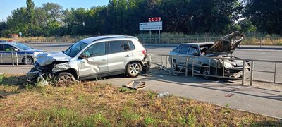 В Новочеркасске на улице Флёрова столкнулись Volkswagen и ВАЗ-2114: пострадали два человека — фото 4