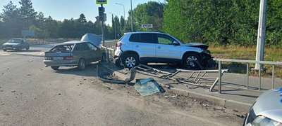 В Новочеркасске на улице Флёрова столкнулись Volkswagen и ВАЗ-2114: пострадали два человека — фото 5