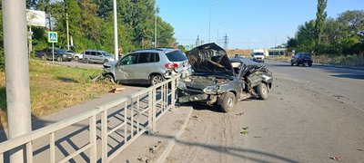 В Новочеркасске на улице Флёрова столкнулись Volkswagen и ВАЗ-2114: пострадали два человека — фото 7