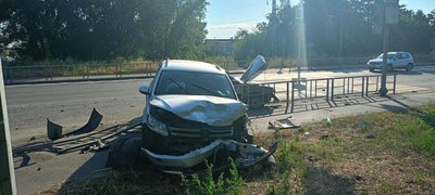 В Новочеркасске на улице Флёрова столкнулись Volkswagen и ВАЗ-2114: пострадали два человека — фото 8