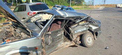 В Новочеркасске на улице Флёрова столкнулись Volkswagen и ВАЗ-2114: пострадали два человека — фото 9