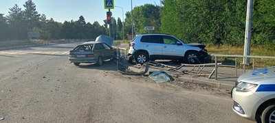 В Новочеркасске на улице Флёрова столкнулись Volkswagen и ВАЗ-2114: пострадали два человека — фото 10