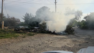 Жители улицы Бакунина / Крупская, похоже, устали ждать пока увезут мусор и ветки с их контейнерной...