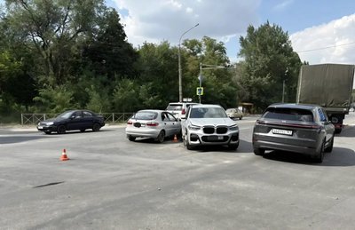 На Харьковском шоссе в Новочеркасске столкнулись BMW и Lifan: пострадала пассажирка