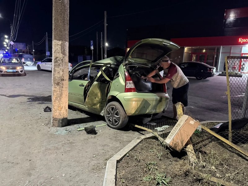 ⚡В Новочеркасске на Харьковском шоссе Citroën врезался в столб: пострадали четыре человека