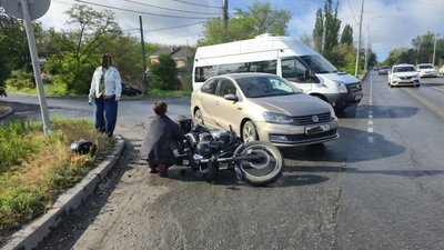 Утром при повороте с улицы Фрунзе на спуск Герцена водитель «Фольксваген» не заметила мотоцикл и...