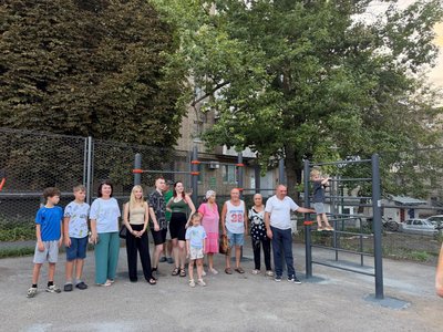 В Новочеркасске во дворе дома №2а на улице Крылова появилась современная спортивная площадка с... — фото 4