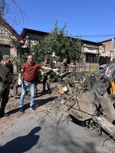 На Красном спуске в Новочеркасске состоялся совместный субботник — фото 3