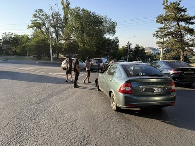Два автомобиля зацепились когда съезжали с площади Троицкой на спуск Герцена — фото 2