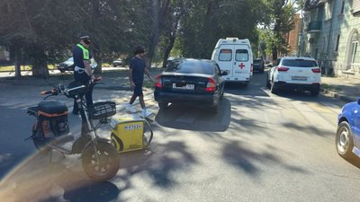 🚨ДТП на перекрёстке Пушкинской и Просвещения: пострадал курьер на электросамокате — фото 4