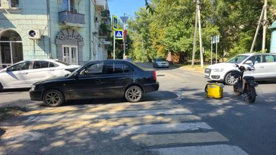 🚨ДТП на перекрёстке Пушкинской и Просвещения: пострадал курьер на электросамокате — фото 9