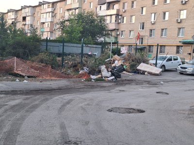 На улице Степной — невыносимая вонь после вывоза мусора — фото 3