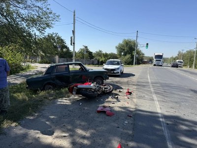 В поселке Персиановский на пересечении улиц Школьной и Мичурина произошло ДТП с участием автомобиля... — фото 3
