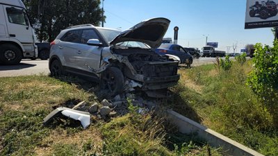 На выезде из Новочеркасска в сторону Ростова произошло ДТП с участием автомобилей Hyundai и Kia — фото 4